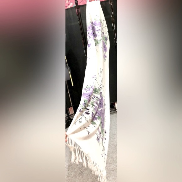 SHAWL/SCARF white with floral design extra long and fringed size 27 x 69 NWOT - Picture 7 of 13